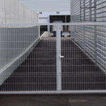 Vedação e portão de painel